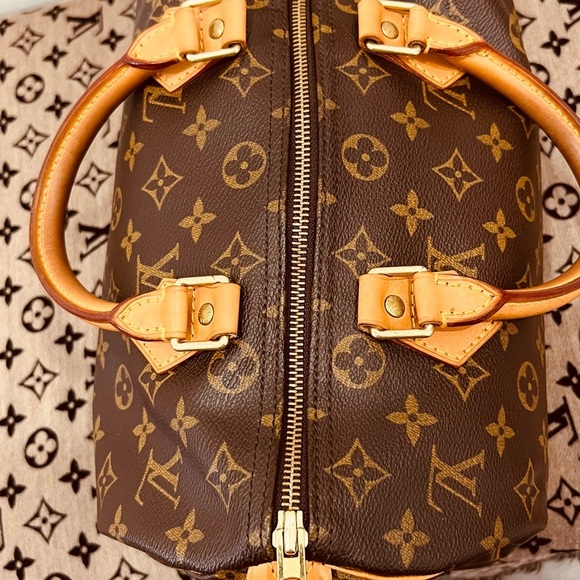 Authentic Louis Vuitton Speedy 30 in Monogram Canvas - Picture 15 of 16